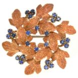 A SAPPHIRE GARLAND BROOCH, IN TWO COLOUR 18CT GOLD, 3.5 CM DIAM, 10G