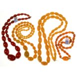 A NECKLACE OF BUTTERSCOTCH AMBER BEADS, 40 CM L, 17.5G, AND THREE AMBER COLOURED BAKELITE AND