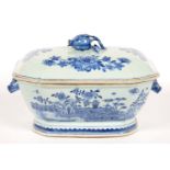 A CHINESE BLUE AND WHITE SOUP TUREEN AND COVER WITH ARTICHOKE KNOP AND BOAR'S HEAD HANDLES, 30CM