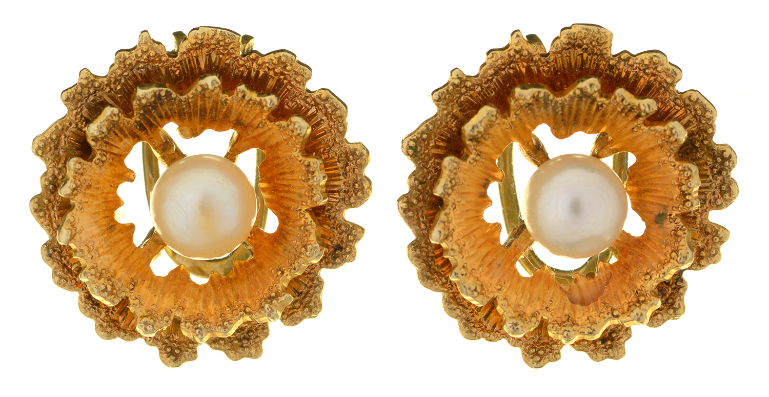 A PAIR OF CULTURED PEARL EARRINGS AS A FLOWER, IN 9CT GOLD, 6G