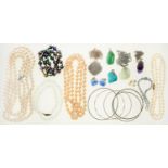 MISCELLANEOUS SILVER AND COSTUME JEWELLERY