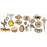 A QUANTITY OF BROOCHES INCLUDING A VICTORIAN AMETHYST BROOCH IN GOLD, UNMARKED, A VICTORIAN