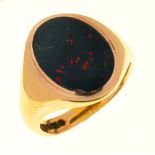 A BLOODSTONE SIGNET RING IN 9CT GOLD, 9.5G, SIZE R½
