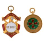 AN ENAMEL MALTESE CROSS PENDANT IN GOLD MARKED 9CT, 6G, AND A BRASS PENDANT MEDAL