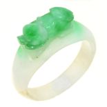 A CHINESE JADEITE RING OF A DOG OF FO, SIZE R
