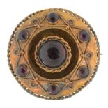 A VICTORIAN FOILED GARNET BROOCH IN GOLD, UNMARKED, LOCKET BACK, 3.3 CM DIA, 10.5G