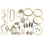 MISCELLANEOUS SILVER JEWELLERY, 235G