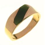 A GREEN AGATE SIGNET RING, IN GOLD MARKED 9CT, 6.5G, SIZE T½