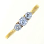 AN EDWARDIAN DIAMOND THREE STONE RING IN GOLD, UNMARKED, 2G, SIZE R