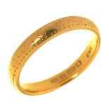 A 22CT GOLD WEDDING RING, BIRMINGHAM 1928, 5G, SIZE P