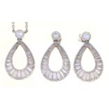 A PAIR OF TEAR DROP SHAPED DIAMOND EARRINGS, IN PLATINUM, UNMARKED, AND PENDANT EN SUITE, ON