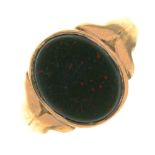 A BLOODSTONE SIGNET RING IN GOLD MARKED 9CT, 3G, SIZE O