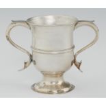 A GEORGE III SILVER LOVING CUP WITH REEDED GIRDLE, 13.5CM H, MAKER *M, LONDON 1771, 11OZS 17DWTS