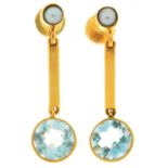 A PAIR OF EDWARDIAN AQUAMARINE AND PEARL DROP EARRINGS, IN GOLD MARKED 15CT, SCREW BACK, 1.3 CM L