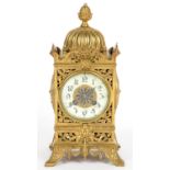 AN ORNATE FRENCH CAST OPENWORK BRASS PILLAR SHAPED MANTEL CLOCK WITH GONG STRIKING MOVEMENT, 32CM H,