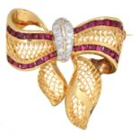 A RUBY AND DIAMOND BOW BROOCH, IN GOLD MARKED 18K, 3 CM L APPROX, 8.5G