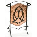 AN ARTS AND CRAFTS COPPER AND WROUGHT IRON FIRESCREEN, 71CM H X 57CM W, EARLY 20TH C