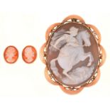 A SHELL CAMEO BROOCH, IN GOLD, UNMARKED, 5.2 CM L APPROX, AND A PAIR OF SHELL CAMEO EARRINGS IN GOLD