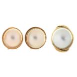 A MABE PEARL RING IN GOLD MARKED 18K, SIZE N AND EARRINGS EN SUITE, 22.5G