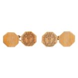 A PAIR OF GOLD CUFFLINKS, MARKED 9CT, 5G