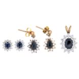 A SAPPHIRE AND DIAMOND CLUSTER PENDANT IN WHITE GOLD MARKED 375, A PAIR OF STUD EARRINGS EN SUITE