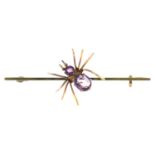 AN AMETHYST SPIDER BAR BROOCH, IN GOLD MARKED 9CT, 5.8 CM L APPROX, 2.8G