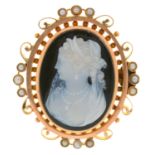 A HARDSTONE CAMEO BROOCH, IN GOLD, UNMARKED, 17.5G