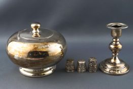 A plain spherical silver sugar bowl, with hinged lid on plain foot, Birmingham 1914, 121g,