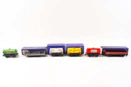 Twenty-eight Hornby Dublo 00 gauge wagons,