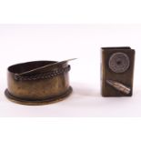 WWI brass trench art : A shell end ashtray crafted in the form of a peaked cap, 9cm diameter,