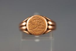 A rose metal signet ring. Hallmarked 9ct gold, Birmingham, 1914.