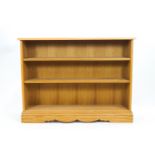 A 20th century standing oak bookcase with three fixed shelves, 95cm high, 127cm wide,