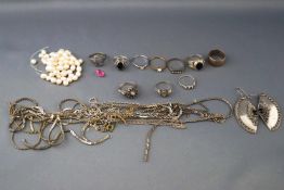 A collection of jewellery to include a strand of unstrung freshwater pearls,