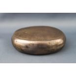 A pinch action snuff/tobacco box of traditional firm, London 1902, 9cm high,