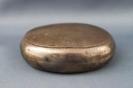 A pinch action snuff/tobacco box of traditional firm, London 1902, 9cm high,