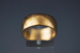 A yellow metal D shape wedding ring. Size: U. Hallmarked 9ct gold, Birmingham 1970,