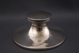 A capstan style inkwell, of low form with loaded base, Birmingham 1923,