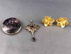 A collection of jewellery to include a circular brooch, hallmarked sterling silver,