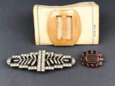 A collection of jewellery to include a yellow metal mourning brooch set with rhodolite garnets