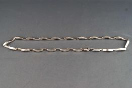 A white metal necklet of wavy linked design having a trigger clasp. Length: 440mm.