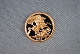 A 22ct yellow gold full Sovereign coin dated 1985. Supplied in sealed case with box and certificate.