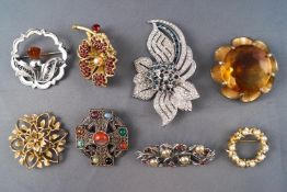 A collection of nineteen base metal costume brooches of variable designs. Gross weight: 304.