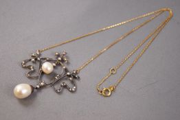 A yellow and white metal centrepiece necklace,