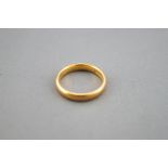 A yellow metal D shape wedding ring. Hallmarked 22ct gold, Birmingham, 1979. Size G