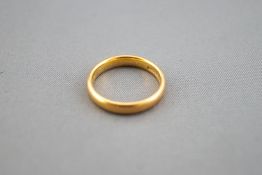 A yellow metal D shape wedding ring. Hallmarked 22ct gold, Birmingham, 1979. Size G