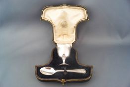 A cased silver egg cup and spoon, retailed by the Goldsmiths and Silversmiths Co Ltd,
