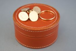 A yellow metal pair of chain link oval cufflinks,