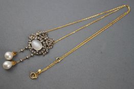 A yellow and white metal centrepiece necklace.