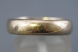 A heavy D shape 5mm yellow metal wedding ring. Hallmarked 9ct gold, Birmingham. Size: N