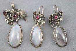 A white metal jewellery suite